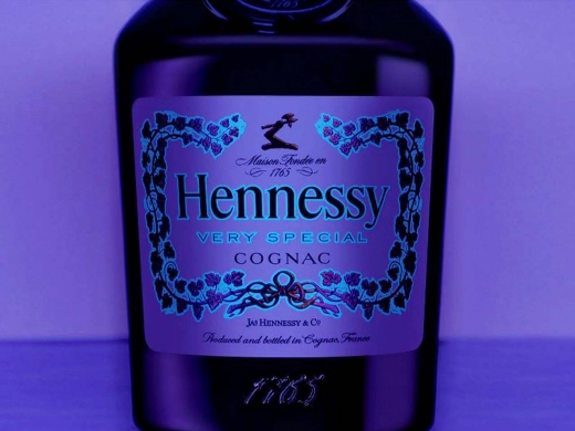 Black light contouring of the vine leaves and the Hennessy V.S. logo to enhance your parties